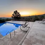 Garden & Pool * 地拉那