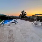 Villa Garden & Pool