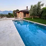 Villa Garden & Pool Tirana