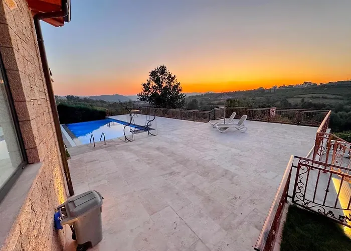 Garden & Pool Villa Tirana