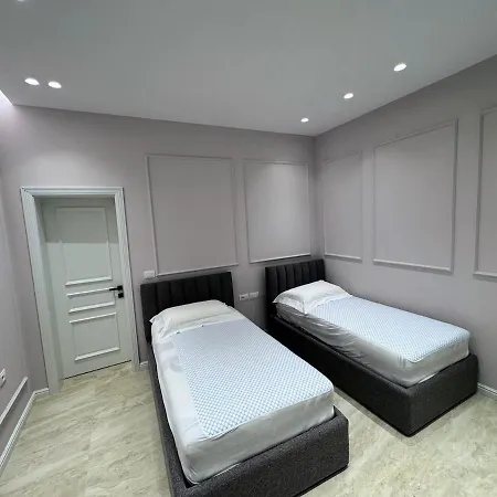 Garden & Pool * 地拉那