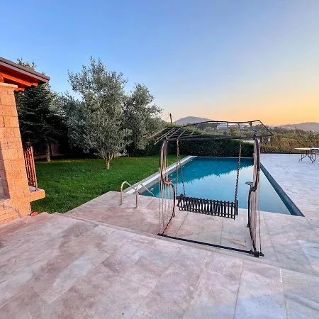 Villa Garden & Pool